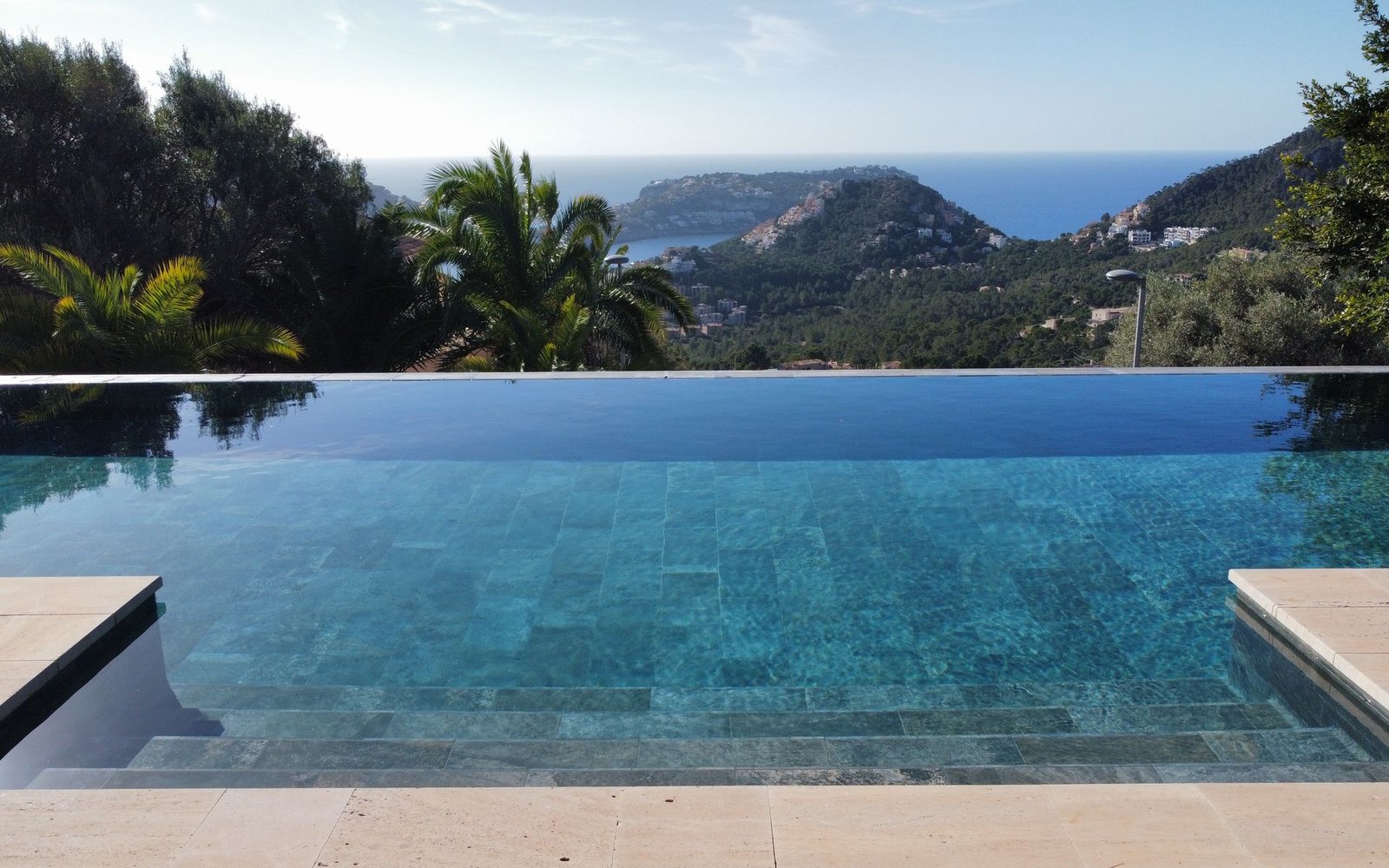 Fliesenpool mit Überlaufkante, Südwestküste Mallorca