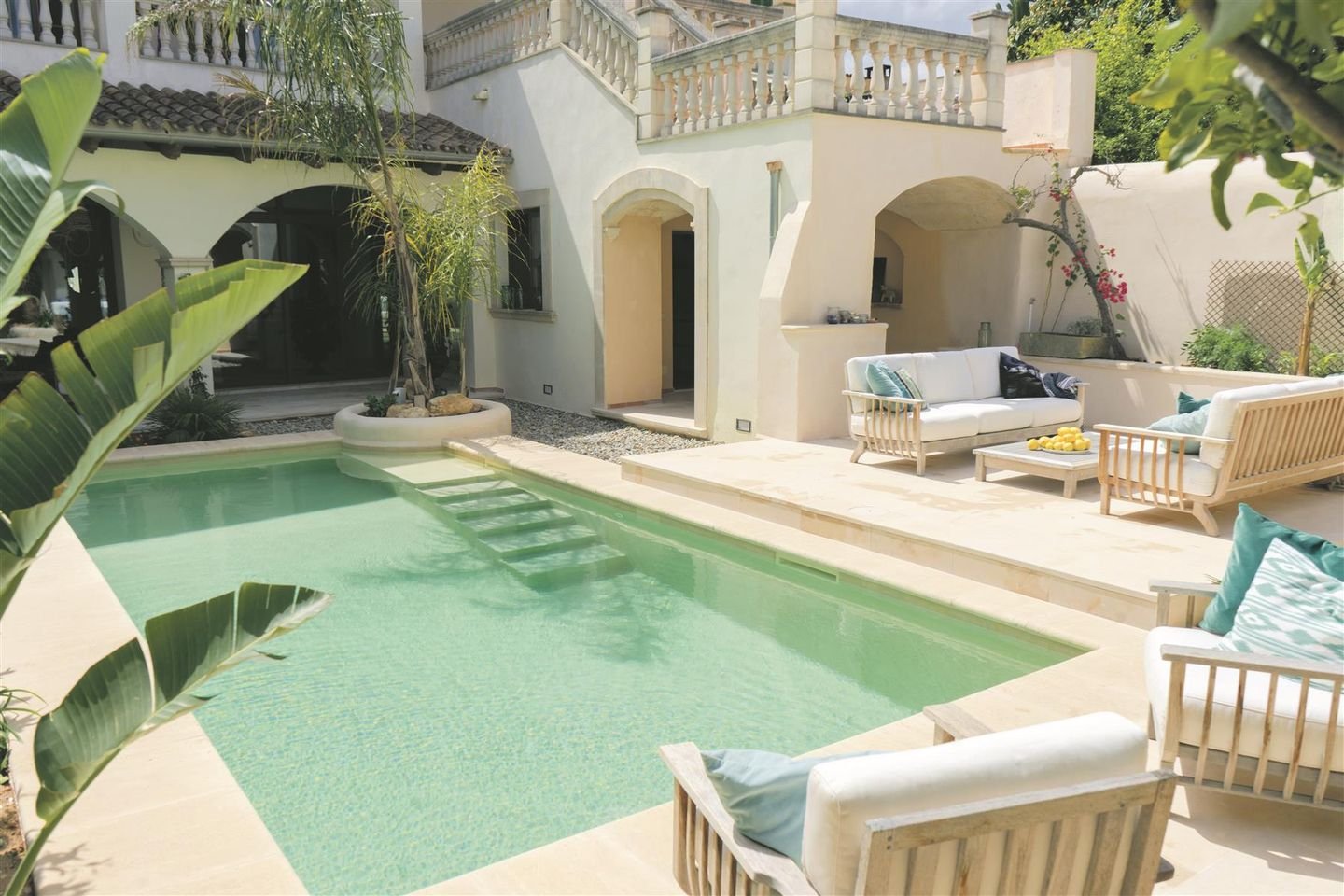 Pool im Innenhof einer mallorquinischen Villa