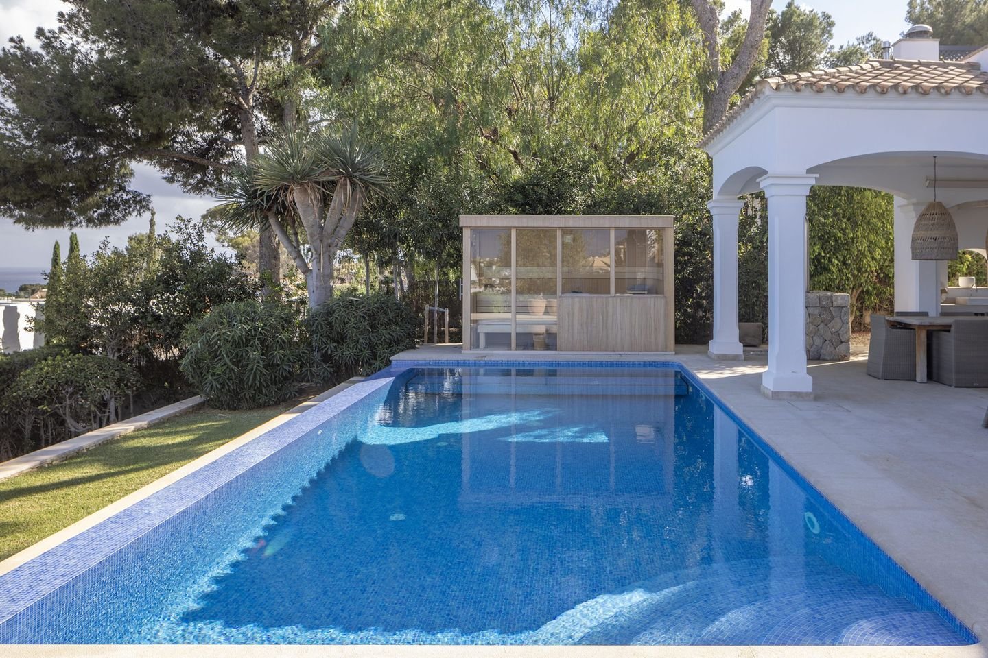Pool mit Poolhaus und Pavillon in einem Garten