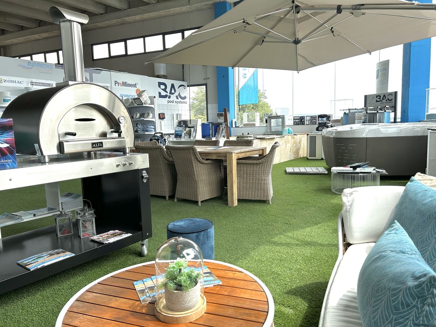 Showroom von SUN POOL in Son Oms mit Whirlpool, Grill und Loungemöbeln