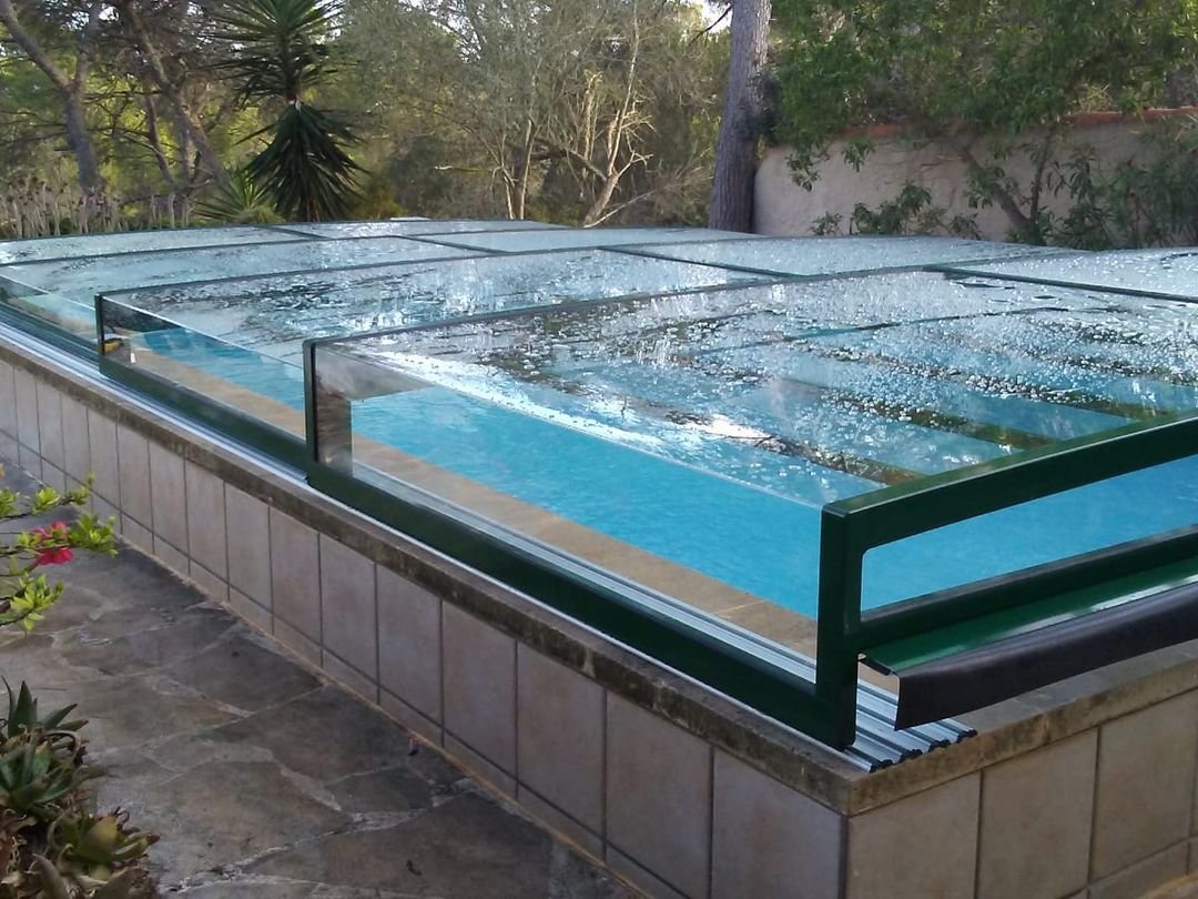 Pool mit transparenter Abdeckung in einem Garten