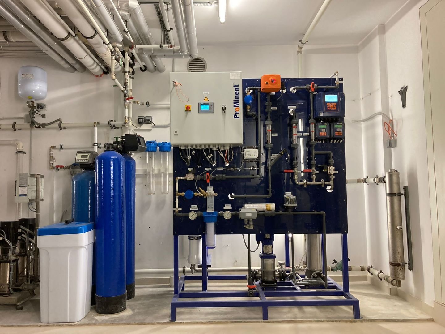 Technikraum mit Filteranlage, Dosiertechnik und Rohrleitungen