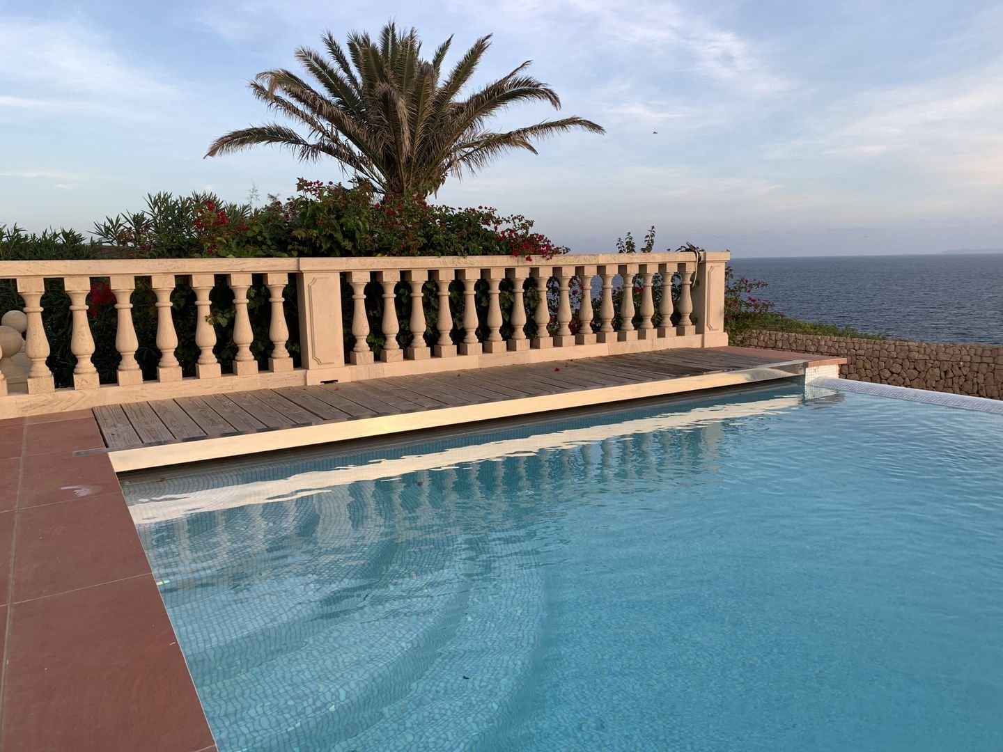Pool mit Steinbalustrade und Blick aufs Meer
