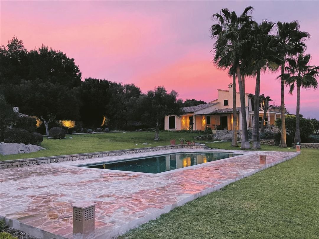 Pool mit heller Folie vor einer Finca bei Abendlicht