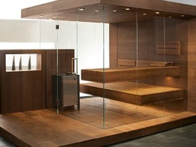 Sauna aus hellem Holz mit Glasfront