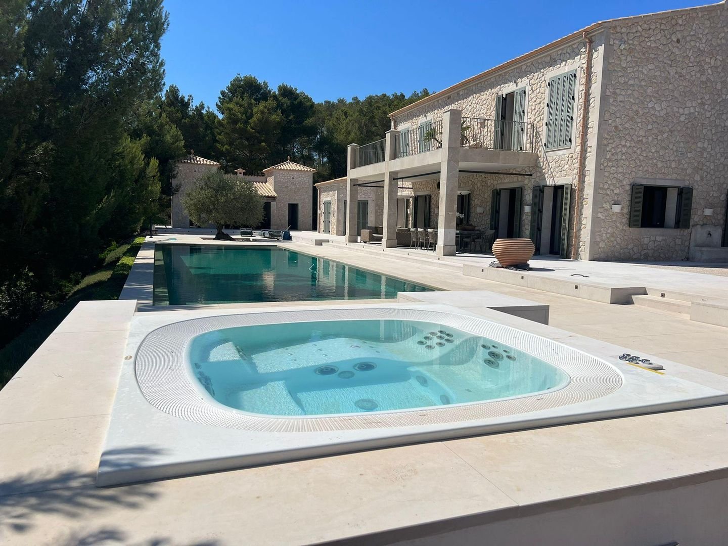 In eine Steinterrasse eingelassener Whirlpool vor einer Finca